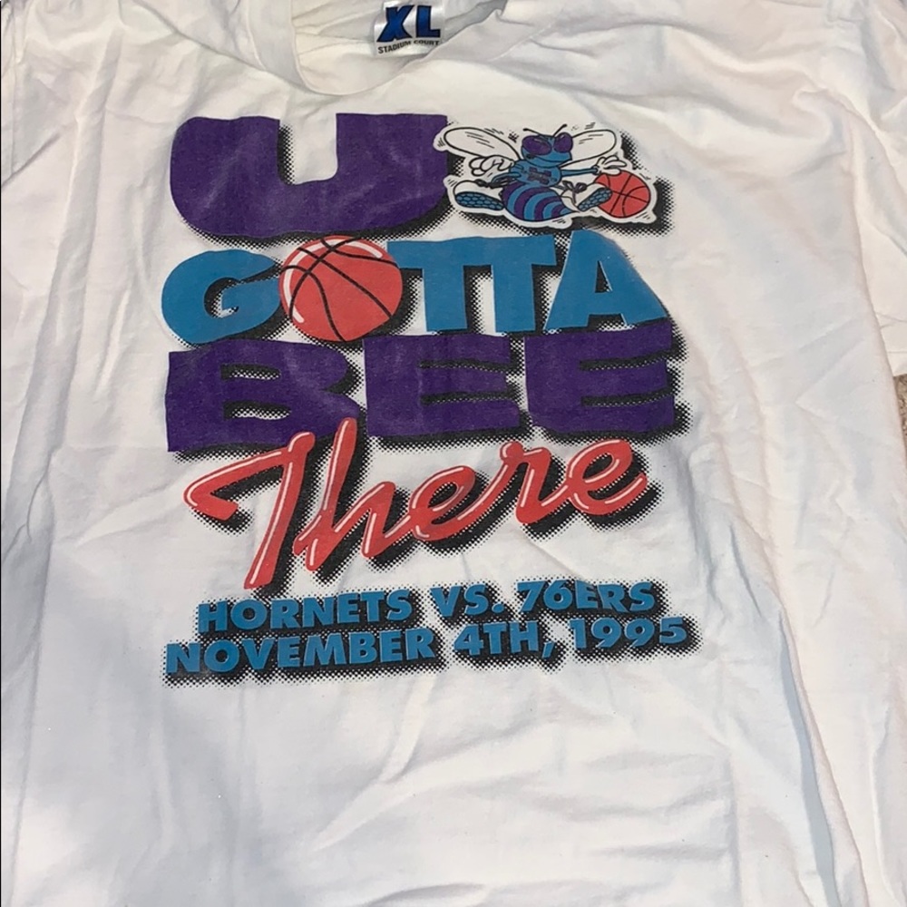 I super cute VINTAGE 1995 hornets basketball tee